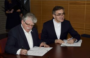 Na zdjęciu moment podpisania umowy pomiędzy KIGEiT (Stefan Kamiński) a UKSW (ks. Stanisław Dziekoński) Na zdjęciu moment podpisania umowy pomiędzy KIGEiT (Stefan Kamiński) a UKSW (ks. Stanisław Dziekoński)